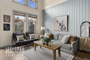 Mountain Loft Retreat, Heated Pool & Hot Tub, UG Parking, Balcony, WiFi!